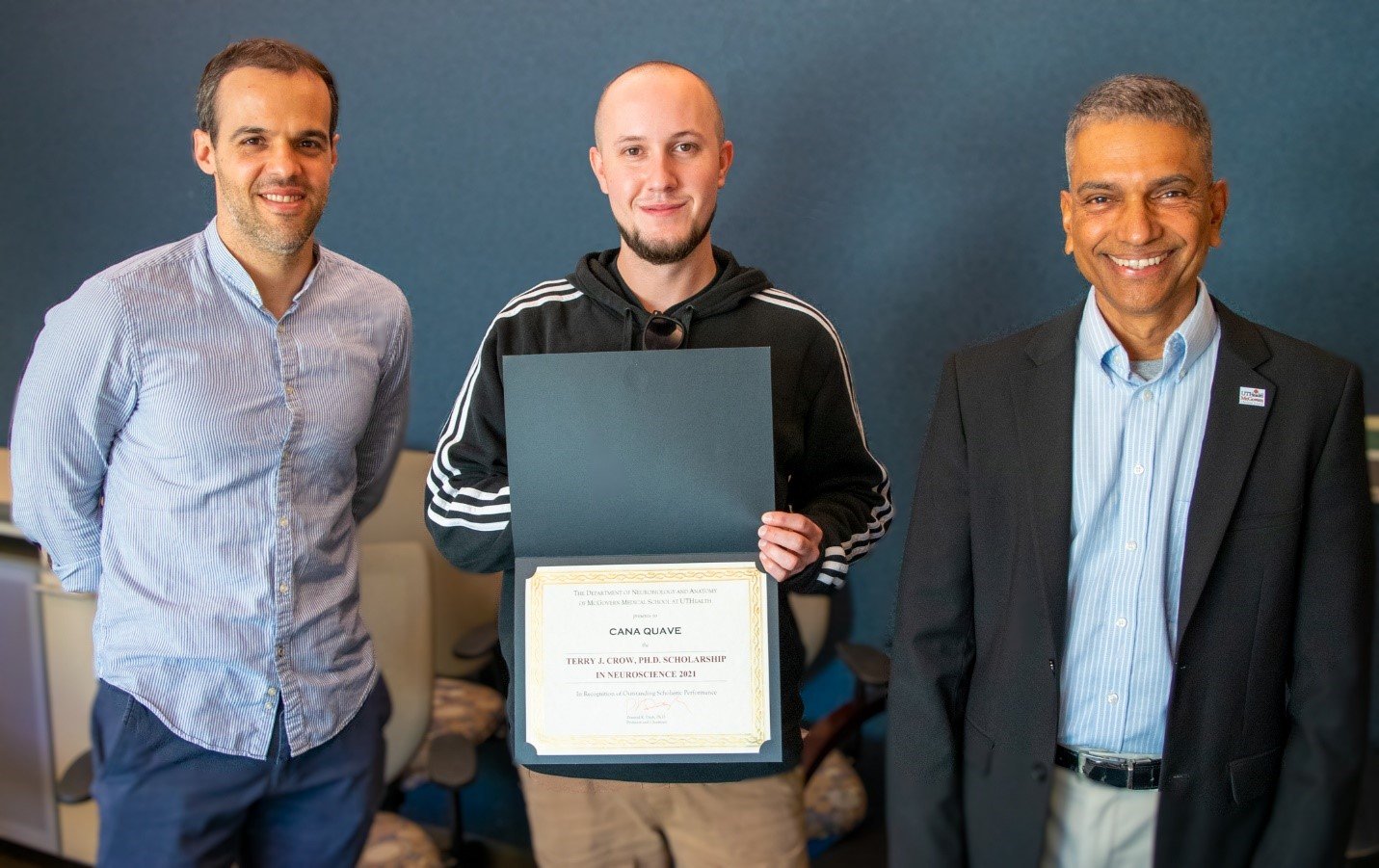 Pramod Dash, PhD, presents the Terry J. Crow, PhD Scholarship in Neuroscience to GSBS student Cana Quave, center. Quave’s advisor is Fabricio H. Do Monte (left). (Courtesy of John Concha/UTHealth)